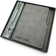 Signator® Codex | N163 Kişiye Özel Defterli Set - Isme Özel Gri Kalem + Isme Özel Gri Defter + Isme Özel Anahtarlık | Isme Özel Kutusunda Hediyelik Set