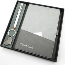 Signator® Codex | N180 Kişiye Özel Defterli Set - Isme Özel Beyaz Kalem + Isme Özel Gri Defter + Isme Özel Anahtarlık | Isme Özel Kutusunda Hediyelik Set
