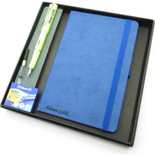 Signator® Codex | N302 Kişiye Özel Defterli Set - Isme Özel Yeşil Dolma Kalem + Isme Özel Mavi Defter + Yedek Kartuş| Isme Özel Kutusunda Hediyelik Set