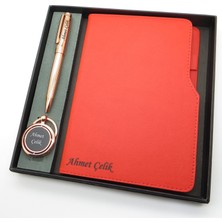 Signator® Codex | N359 Kişiye Özel Defterli Set - Isme Özel Rose Gold Kalem + Isme Özel Kırmızı Defter + Isme Özel Anahtarlık | Isme Özel Kutusunda Hediyelik Set
