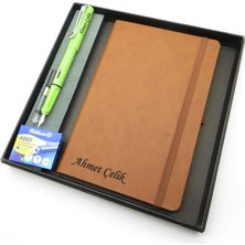Signator® Codex | N314 Kişiye Özel Defterli Set - Isme Özel Açık Yeşil Dolma Kalem + Isme Özel Kahverengi Defter + Yedek Kartuş| Isme Özel Kutusunda Hediyelik Set