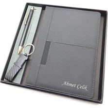Signator® Codex | N285 Kişiye Özel Defterli Set - Isme Özel Siyah Kalem + Isme Özel Siyah Defter + Isme Özel Anahtarlık| Isme Özel Kutusunda Hediyelik Set