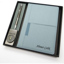 Signator® Codex | N276 Kişiye Özel Defterli Set - Isme Özel Gri Kalem + Isme Özel Açık Mavi Defter + Isme Özel Gri Çakmak | Isme Özel Kutusunda Hediyelik Set