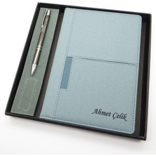 Signator® Codex | N274 Kişiye Özel Defterli Set - Isme Özel Gri Kalem + Isme Özel Açık Mavi Defter | Isme Özel Kutusunda Hediyelik Set