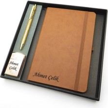 Signator® Codex | N252 Kişiye Özel Defterli Set - Isme Özel Gold Kalem + Isme Özel Kahverengi Defter + Isme Özel Gold Çakmak| Isme Özel Kutusunda Hediyelik Set