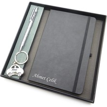 Signator® Codex | N264 Kişiye Özel Defterli Set - Isme Özel Gri Kalem + Isme Özel Siyah Defter + Isme Özel Anahtarlık| Isme Özel Kutusunda Hediyelik Set