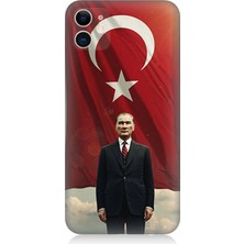 Apple iPhone 11 Uyumlu Bayrak Önünde Güçlü Atatürk  Desenli Silikon Kılıf