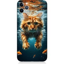 Apple iPhone 11 Pro Max Uyumlu Suda Yüzen Kedi  Desenli Silikon Kılıf