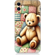 Apple iPhone 12 Uyumlu Yamalı Battaniye Üzerinde Ayıcık  Desenli Silikon Kılıf