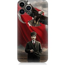 Apple iPhone 14 Pro Uyumlu Bayrak Önünde Mustafa Kemal Atatürk  Desenli Silikon Kılıf