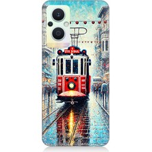 Oppo Reno 7 Lite Uyumlu Yağmurlu Sokakta Kırmızı Tramvay  Desenli Silikon Kılıf