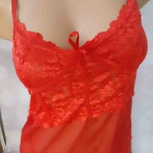 Kırmızı Askılı Üst Kısmı Zarif Dantelli Alt Kısmı Tül Yanlardan Zincir Detaylı Şık Kadın Gecelik