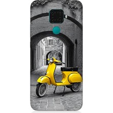Huawei Mate 30 Lite Uyumlu Taş Sokakta Sarı Vespa Motosiklet  Desenli Silikon Kılıf