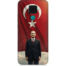 Huawei Mate 30 Lite Uyumlu Bayrak Önünde Güçlü Atatürk  Desenli Silikon Kılıf