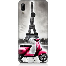 Huawei P Smart 2019 Uyumlu Pembe Scooter Eyfel Önü  Desenli Silikon Kılıf