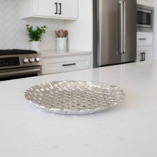 Yuvarlak Döküm Dekoratif Tabak – Gümüş Renk | 38 cm Metal Sunum ve Aksesuar Tabağı