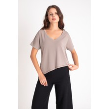 Soft Elegance – V Yaka Asimetrik Kesim Salaş Bluz