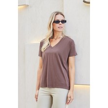 Kadın Ipeksi Modal Penye Esnek Kumaş V Yaka Düşük Omuzlu Kısa Kol T-Shirt Bluz-Kahve