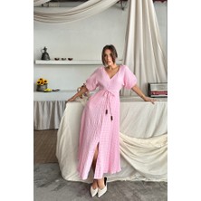 Arben Boutique V Yaka Bel Boncuk Bağlamalı Müslin Elbise Yırtmaç Detaylı - Pembe
