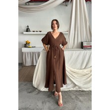 Arben Boutique V Yaka Bel Boncuk Bağlamalı Müslin Elbise Yırtmaç Detaylı - Kahverengi