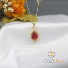 Kırmızı Taşlı Damla Kolye, Aşkın Rengi Damla Kolye Ile Parlayın Sevdiğinize Anlamlı Bir Hediye!