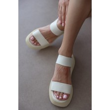 Greta Lastik Detaylı Kalın Tabanlı Lambada Kadın Sandalet  - Ekru