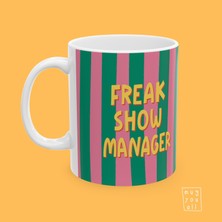 Mugyouall Freak Show Manager Yazılı Iş Arkadaşlığı ve Ofis Temalı Özel Tasarım Hediyelik Porselen Kahve Kupası