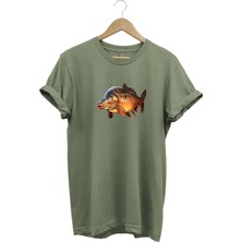 Avcılık Fishing Deniz Göl Sazan Balığı Baskılı Renkli %100 Pamuk Regular Fit Bisiklet Yaka T-Shirt