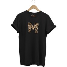 Leopar Desenli Doğum Günü Hediyesi M Harfi Baskılı %100 Pamuk Regular Fit Bisiklet Yaka T-Shirt