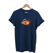 Avcılık Fishing Deniz Göl Sazan Balığı Baskılı Renkli %100 Pamuk Regular Fit Bisiklet Yaka T-Shirt