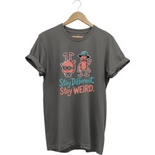 Stay Different Stay Weird Sevimli Şık Tasarım Baskılı %100 Pamuk Bisiklet Yaka Regular Fit T-Shirt