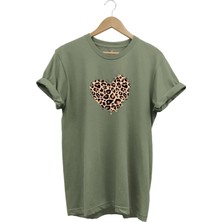 Leopar Desenli Kalp Baskılı %100 Pamuk Regular Fit Bisiklet Yaka T-Shirt