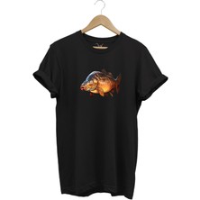 Avcılık Fishing Deniz Göl Sazan Balığı Baskılı Renkli %100 Pamuk Regular Fit Bisiklet Yaka T-Shirt