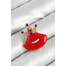 Kuşkaya Ticaret Zirkon Taşlı Kraliçe Taç Detaylı 3D Kırmızı Dudak Figürlü Gold Renk Kadın Broş