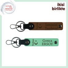 Anne Için Ayyıldız ve Türkiye Desenli, Isim Soyisim Yazılabilen 2’li Anahtarlık, Açık Kahve-Yeşil