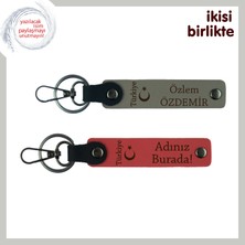 Cumhuriyet Sevgisini Anlatan Hediye – Ayyıldız ve Türkiye Isimli Anahtarlık, Kül Gri-Nar Çiçeği
