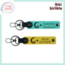 Çocuk ve Ayyıldız Deseniyle Hazırlanmış Armağan – Isme Yazılabilir Deri Anahtarlık, Turkuaz-Sarı