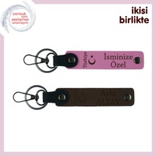 Sevgiliye Ayyıldız ve Türkiye Temalı Armağan – Isim Yazılabilir Deri Anahtarlık Seti, Pembe-Kahve