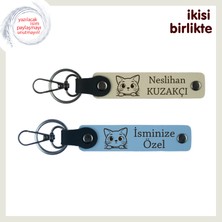 Kedili Aşkın Sessiz Şahidi, Kişiye Özel Isim Yazılı Deri Anahtarlık X2’li, Sütlü Kahve-Gök Mavi