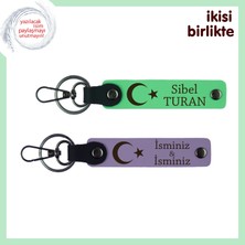 Miaju Iş Arkadaşına Sıcak Bir Sürpriz – Ay Yıldızlı Isim Yazılı Anahtarlık Takımı, Fıstık Yeşil-Mor