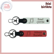 Miaju Arkadaşa Melodili Anı, Kişiye Özel Notalı Anahtarlık Takımı, Isimlerini Yazdır, Beyaz-Nar Çiçeği