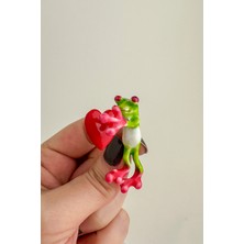 Kırmızı Kalp Tutan Kurbağa Broş (5cm)