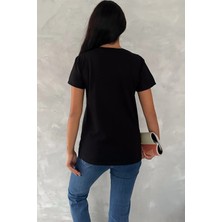 Kadın Siyah V Yaka Baykuş Pul Payet Işlemeli %100 Pamuk T-Shirt
