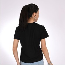 Leopar Detaylı Işıltılı Kuğu Desenli Siyah Kadın T-Shirt