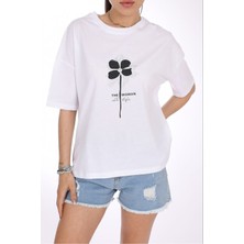 The Woman With Style Çiçek Desenli Oversize Kadın Tişört – Beyaz