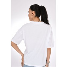 The Woman With Style Çiçek Desenli Oversize Kadın Tişört – Beyaz