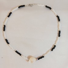 Crystal Atelier Deniz Kabuklu Incili 2’li Kolye Seti, Siyah Beyaz Kum Boncuklu Incili Yazlık Tasarım Kolye Seti, El Yapımı Kadın Kolye Seti, Inci Kolye, Barok Inci Kolye, Deniz Kabuğu Kolye, Kum Kolye