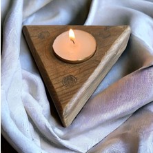 Doğal Ahşap Üçgen Mumluk, Şık ve Sıcak Çam Görünümü ile Dekorunuza Zarif Dokunuş