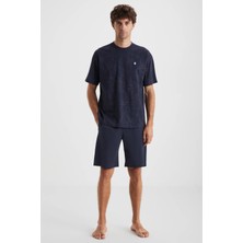 Erkek Yazlık Pijama Takımı – Lacivert Desenli Üst ve Şort Alt C6T0N6