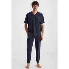 Erkek %100 Pamuklu Yazlık Pijama Takımı – Lacivert Desenli V Yaka Üst ve Ribana Paçalı Alt C7T0N6